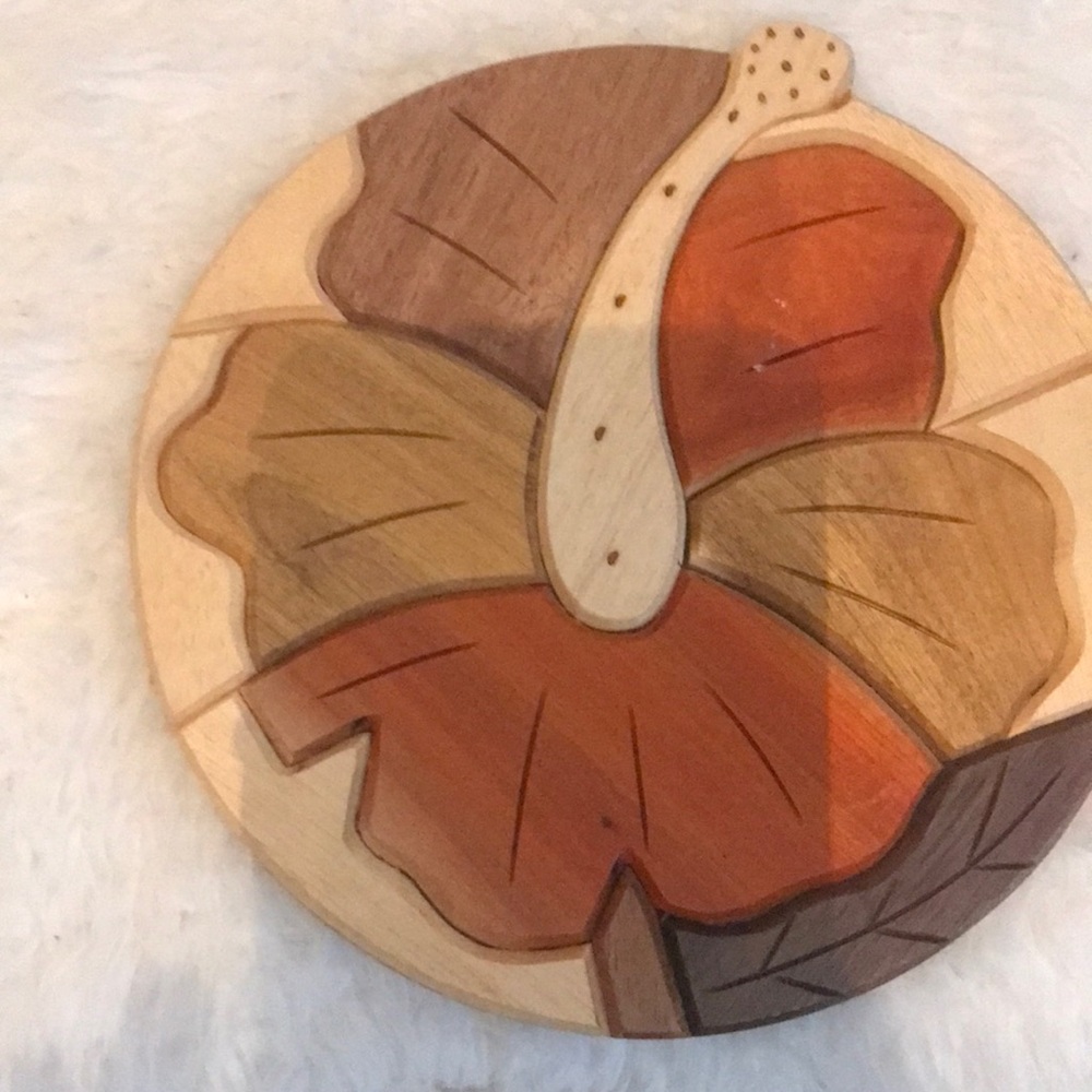 Beautiful wood craving trivet has stunning fall colours.